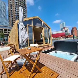 https://wikkelboat-nr5-at-floating-rotterdam-rijnhaven.thehaguehotels.net